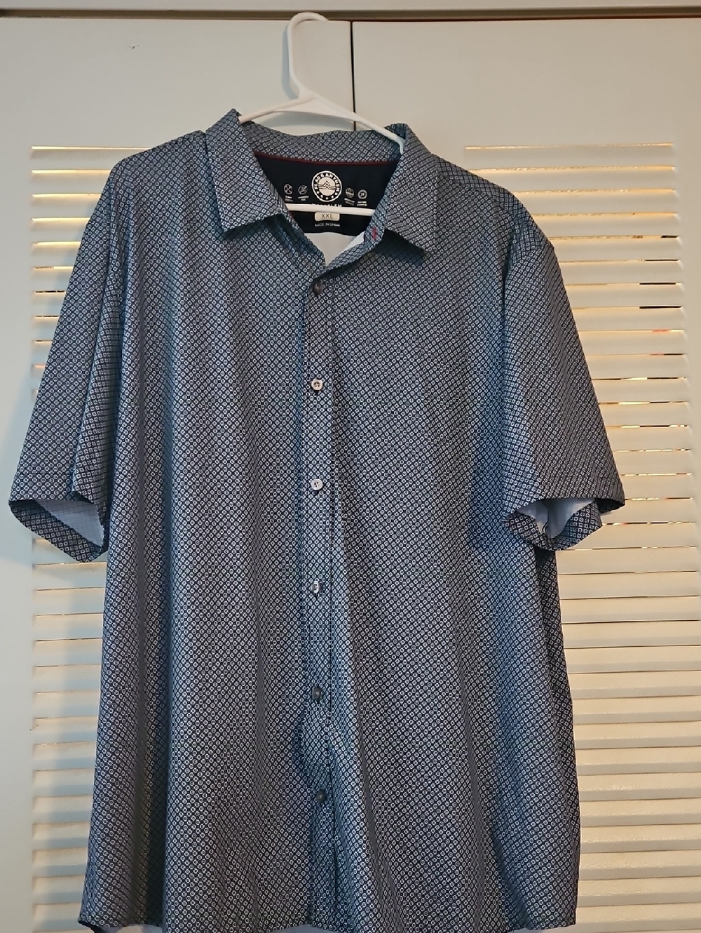 Men's Short-Sleeve Casual Button-Down Shirt in Blue Geo Print